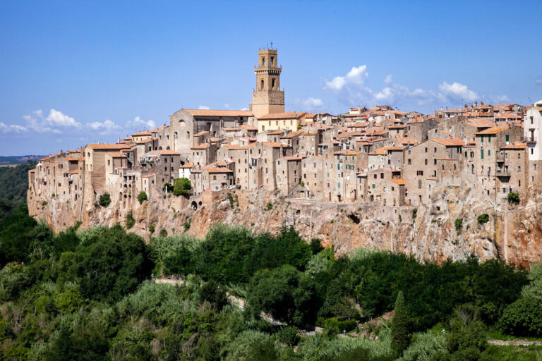 Vista-panoramica-sul-borgo-di-Pitigliano-Maremma