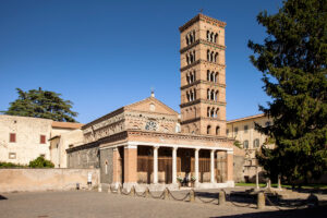 Cortile-della-chiesa-di-Santa-Maria-delle-Grazie-e-fontana-liturgica-Abbazia-di-San-Nilo-di-Grottaferrata